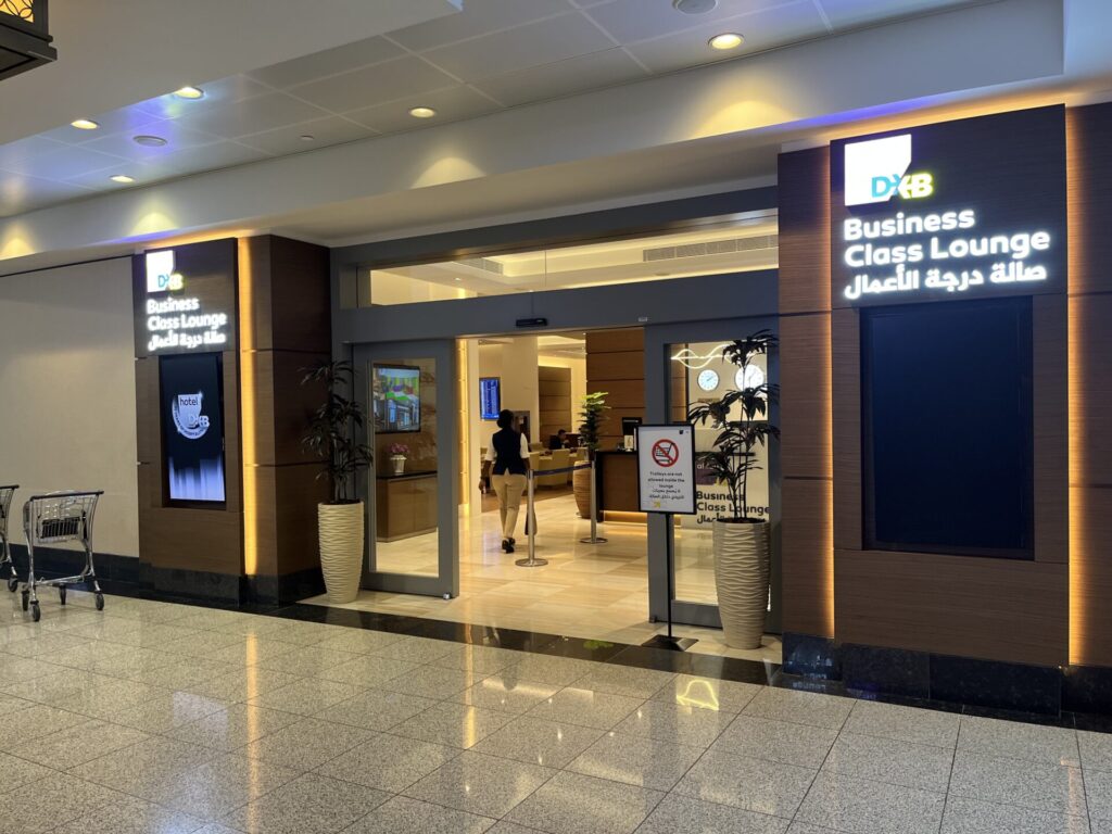 Neil Scrivener and Flying Business review the Ahlan Lounge in Dubai's (DXB) Terminal 1/Concourse D. Access includes Priority Pass members.