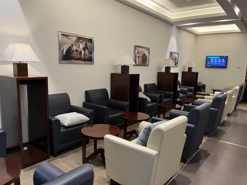 Neil Scrivener and Flying Business review the Gulf Air Lounge in Dubai's (DXB) Terminal 1/Concourse D. Access for Gulf Air Falcon Members and those flying Business Class with Gulf Air.