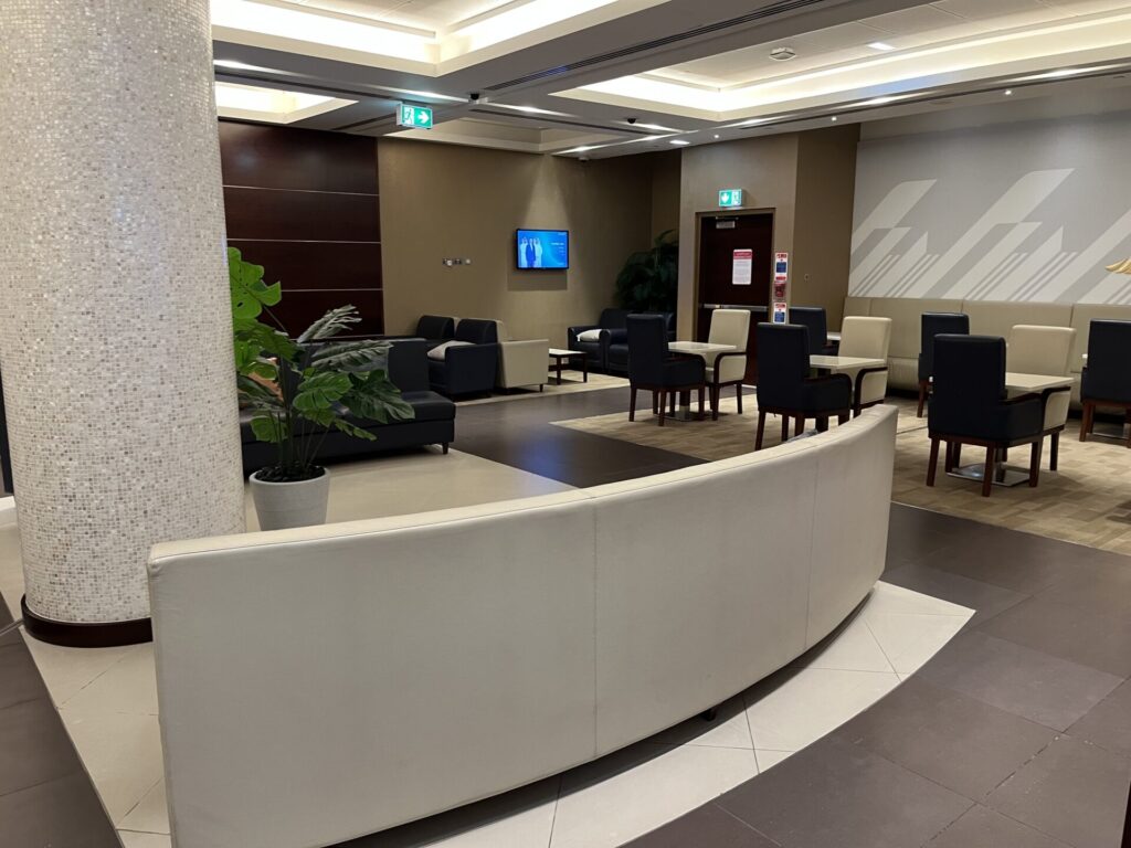 Neil Scrivener and Flying Business review the Gulf Air Lounge in Dubai's (DXB) Terminal 1/Concourse D. Access for Gulf Air Falcon Members and those flying Business Class with Gulf Air.
