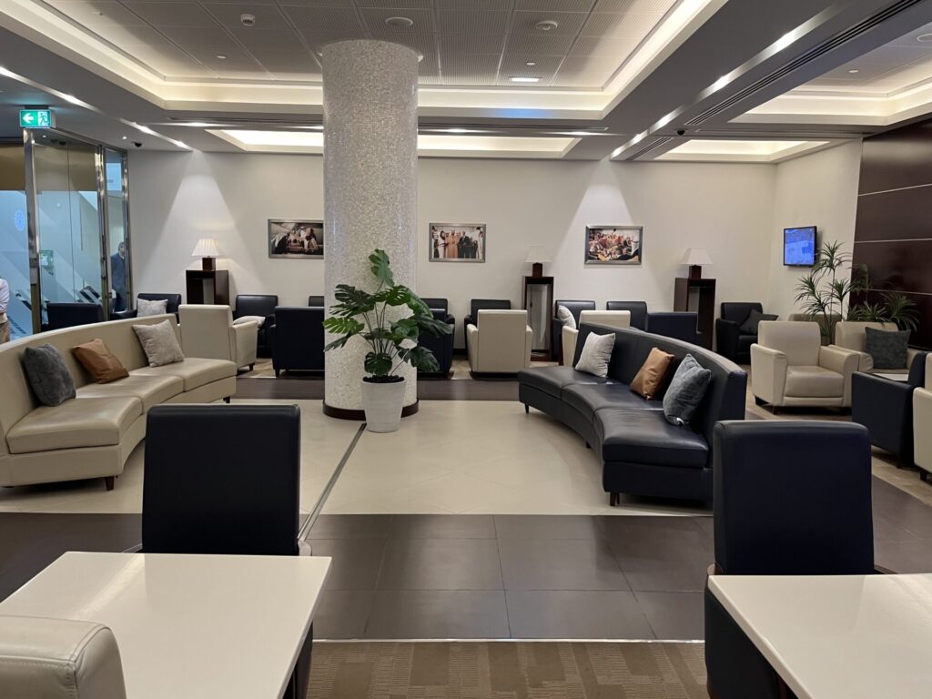 Neil Scrivener and Flying Business review the Gulf Air Lounge in Dubai's (DXB) Terminal 1/Concourse D. Access for Gulf Air Falcon Members and those flying Business Class with Gulf Air.
