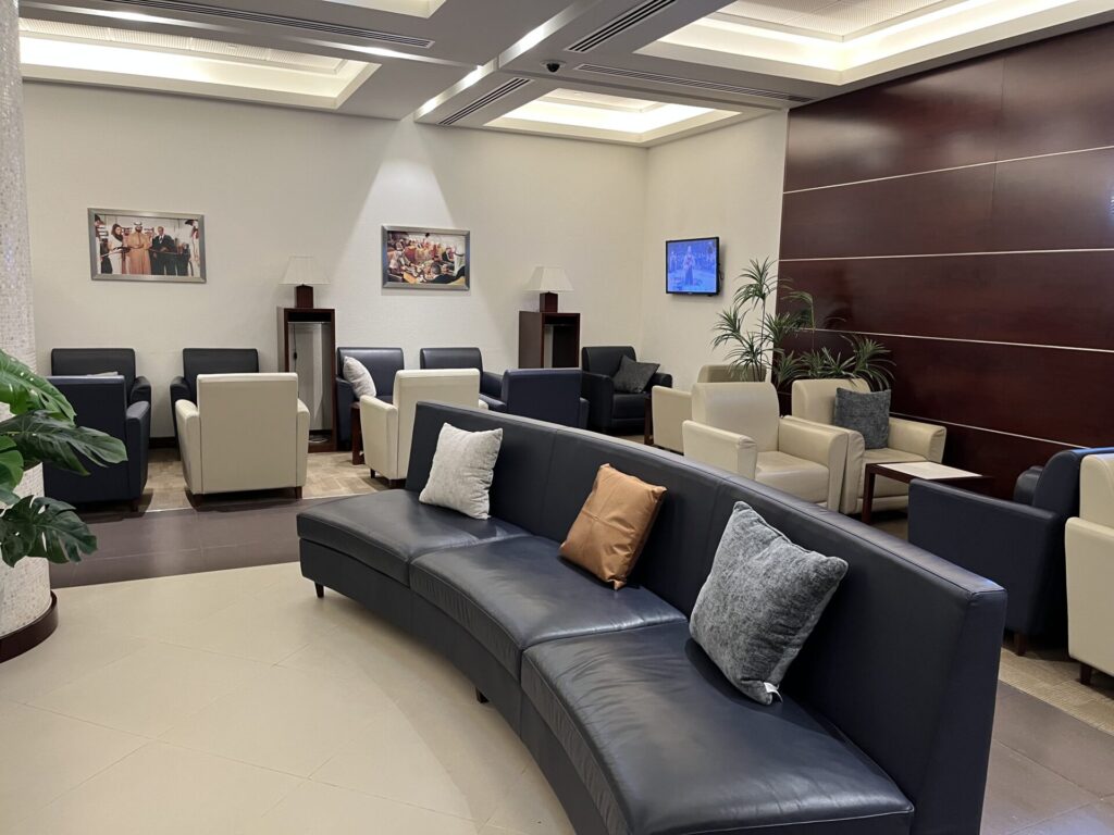 Neil Scrivener and Flying Business review the Gulf Air Lounge in Dubai's (DXB) Terminal 1/Concourse D. Access for Gulf Air Falcon Members and those flying Business Class with Gulf Air.