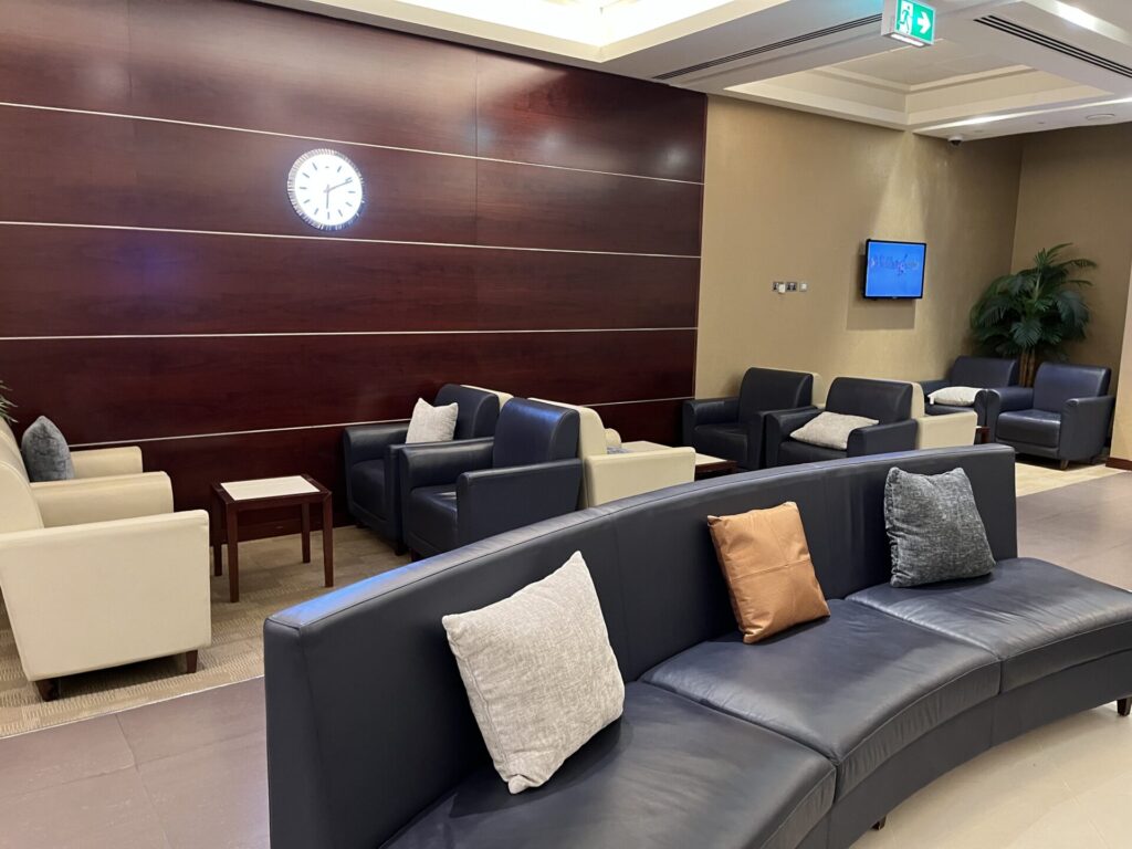 Neil Scrivener and Flying Business review the Gulf Air Lounge in Dubai's (DXB) Terminal 1/Concourse D. Access for Gulf Air Falcon Members and those flying Business Class with Gulf Air.