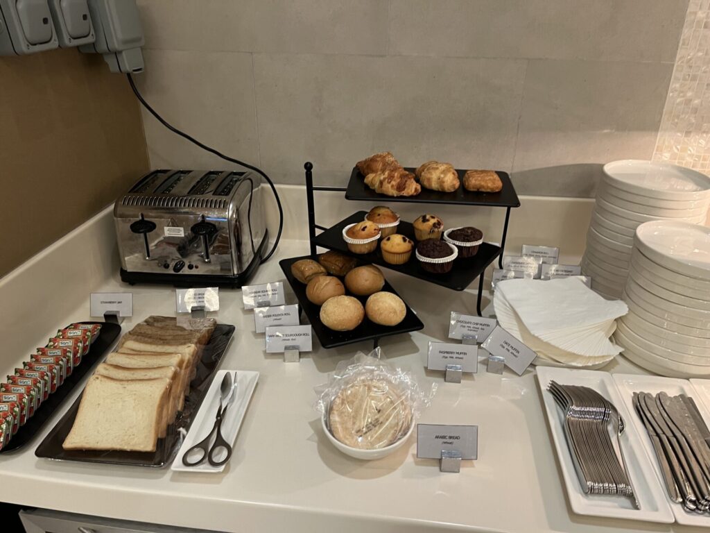 Neil Scrivener and Flying Business review the Gulf Air Lounge in Dubai's (DXB) Terminal 1/Concourse D. Access for Gulf Air Falcon Members and those flying Business Class with Gulf Air.