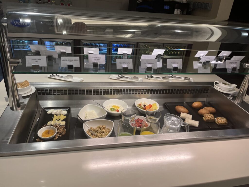 Neil Scrivener and Flying Business review the Gulf Air Lounge in Dubai's (DXB) Terminal 1/Concourse D. Access for Gulf Air Falcon Members and those flying Business Class with Gulf Air.