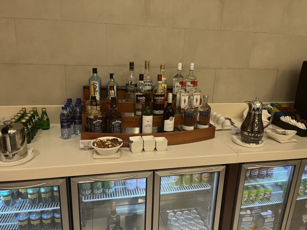 Neil Scrivener and Flying Business review the Gulf Air Lounge in Dubai's (DXB) Terminal 1/Concourse D. Access for Gulf Air Falcon Members and those flying Business Class with Gulf Air.