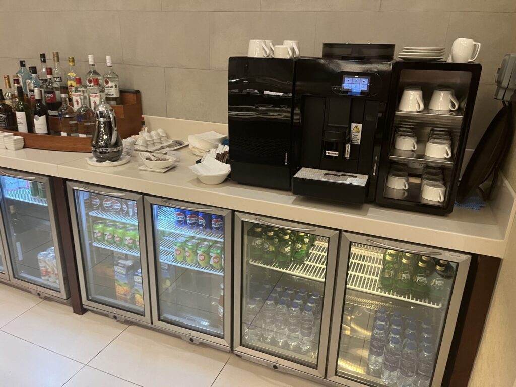 Neil Scrivener and Flying Business review the Gulf Air Lounge in Dubai's (DXB) Terminal 1/Concourse D. Access for Gulf Air Falcon Members and those flying Business Class with Gulf Air.