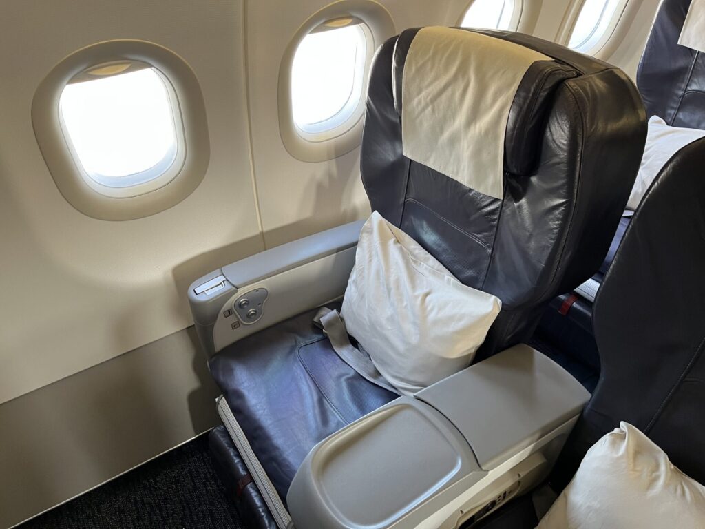 Neil Scrivener and Flying Business review Gulf Air's Falcon Gold (Business Class) on GF501 from Dubai to Bahrain. DXB to BAH.