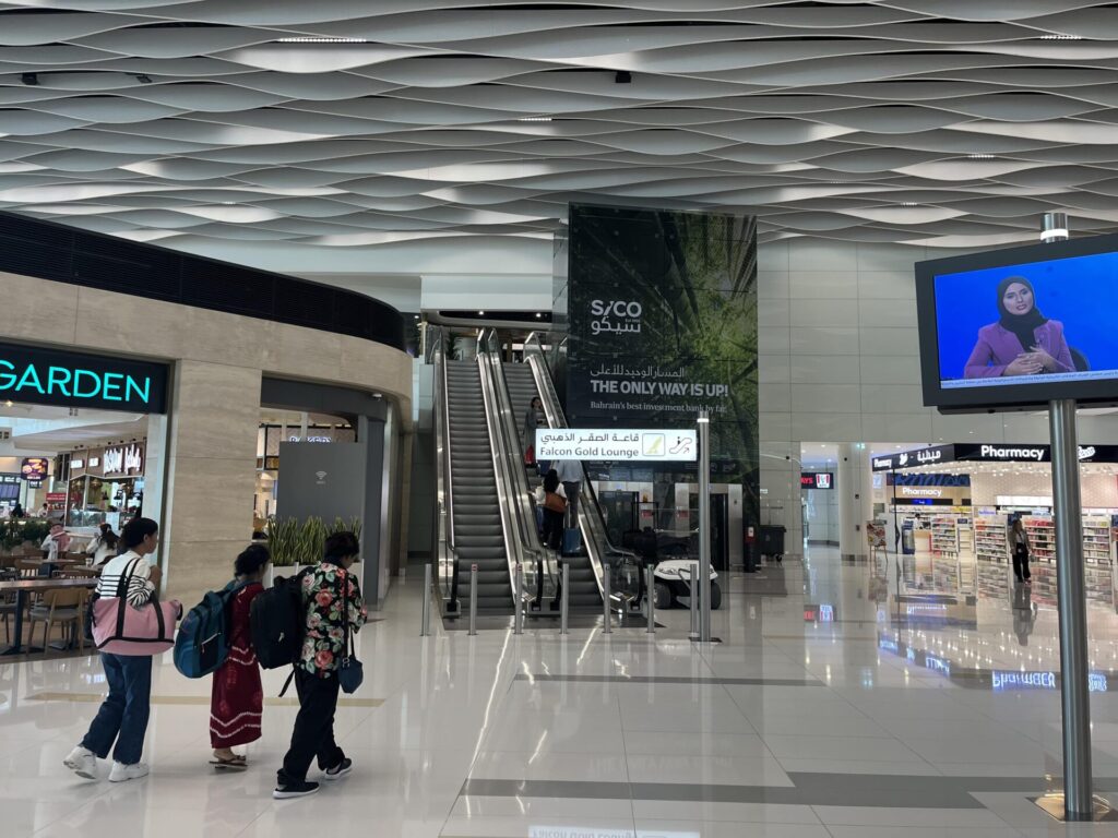 Neil Scrivener and Flying Business review the Gulf Air Falcon Lounge in Bahrain International Airport (BAH).