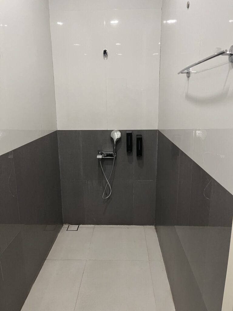 Neil Scrivener and Flying Business review the Gulf Air Falcon Lounge in Bahrain International Airport (BAH).