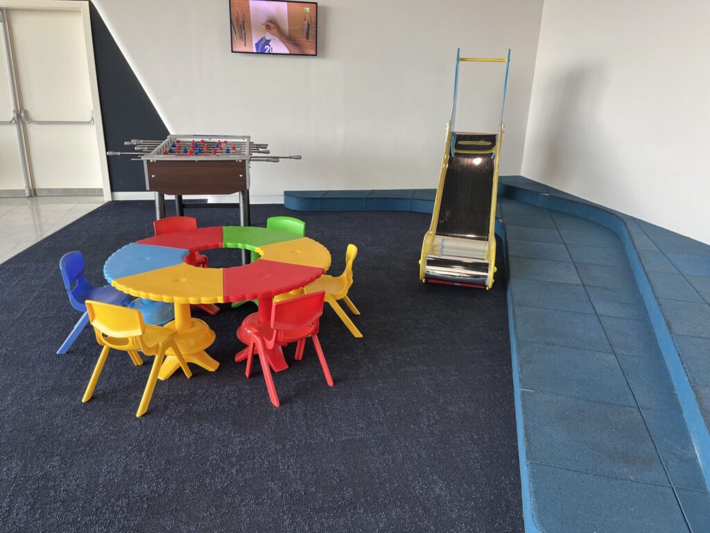 Neil Scrivener and Flying Business review the Gulf Air Falcon Lounge in Bahrain International Airport (BAH).