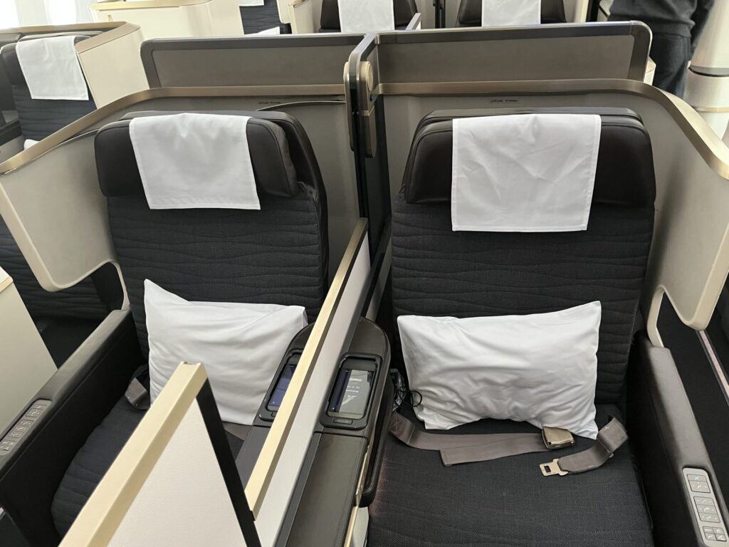 Gulf Air’s 787-9 Falcon Gold cabin from Bahrain to London offers solid hard product - private Apex Suites, good IFE, and decent sleep quality. But service was a letdown: slow, disengaged, and nowhere near 5-star. A comfy seat doesn’t make up for cold crew. ✈️ Thinking of flying Gulf Air? Read this first. 👀👉