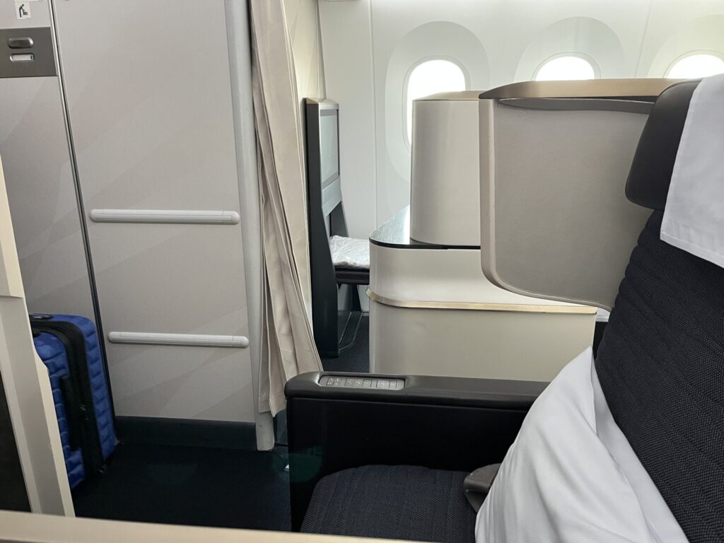Neil Scrivener and Flying Business review the Business Class seat in Gulf Air's Falcon Gold, on their Boeing 787-9 Dreamliner.