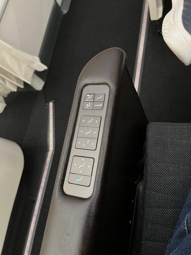 Neil Scrivener and Flying Business review the Business Class seat in Gulf Air's Falcon Gold, on their Boeing 787-9 Dreamliner.