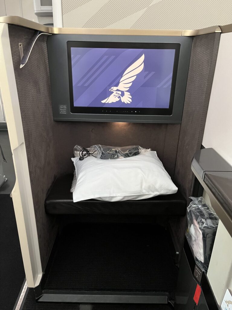 Neil Scrivener and Flying Business review the Business Class seat in Gulf Air's Falcon Gold, on their Boeing 787-9 Dreamliner.