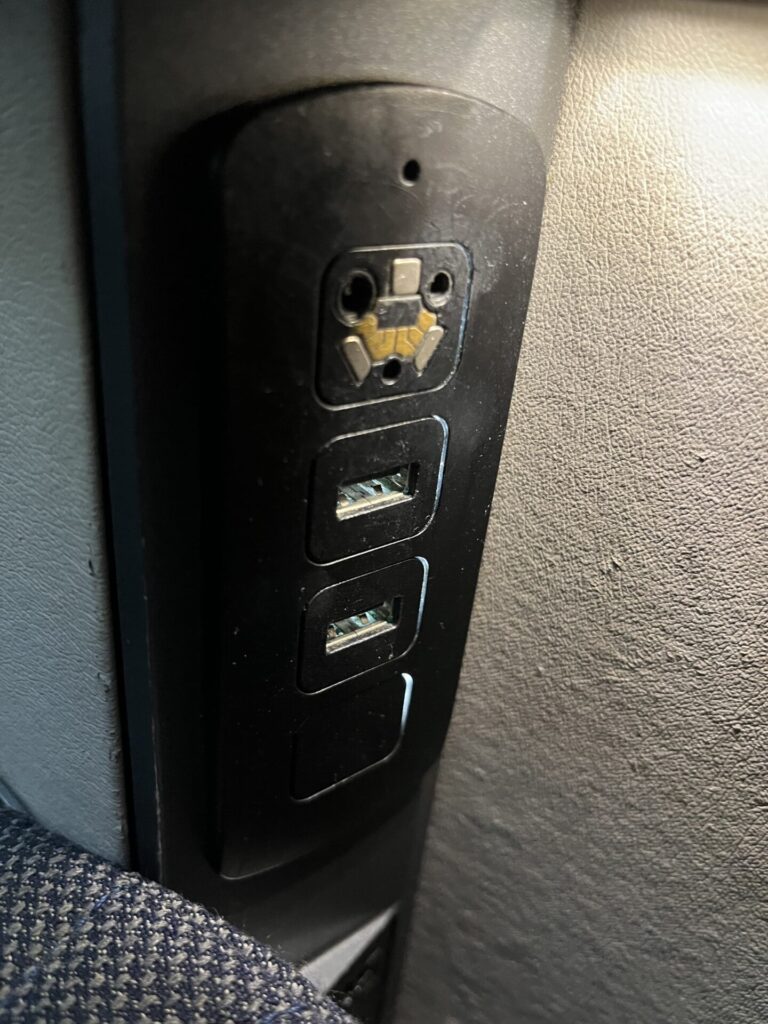 Neil Scrivener and Flying Business review the Business Class seat in Gulf Air's Falcon Gold, on their Boeing 787-9 Dreamliner.