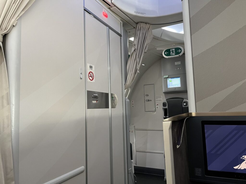 Neil Scrivener and Flying Business review the Business Class seat in Gulf Air's Falcon Gold, on their Boeing 787-9 Dreamliner.