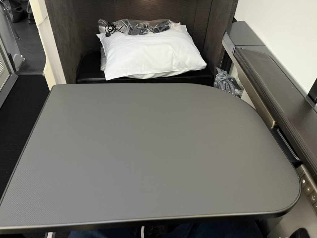 Neil Scrivener and Flying Business review the Business Class seat in Gulf Air's Falcon Gold, on their Boeing 787-9 Dreamliner.