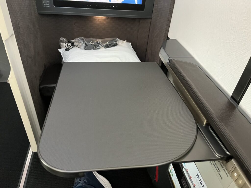 Neil Scrivener and Flying Business review the Business Class seat in Gulf Air's Falcon Gold, on their Boeing 787-9 Dreamliner.