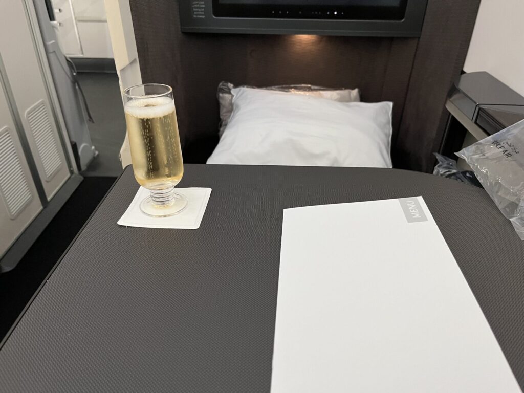 Gulf Air’s 787-9 Falcon Gold cabin from Bahrain to London offers solid hard product - private Apex Suites, good IFE, and decent sleep quality. But service was a letdown: slow, disengaged, and nowhere near 5-star. A comfy seat doesn’t make up for cold crew. ✈️ Thinking of flying Gulf Air? Read this first. 👀👉