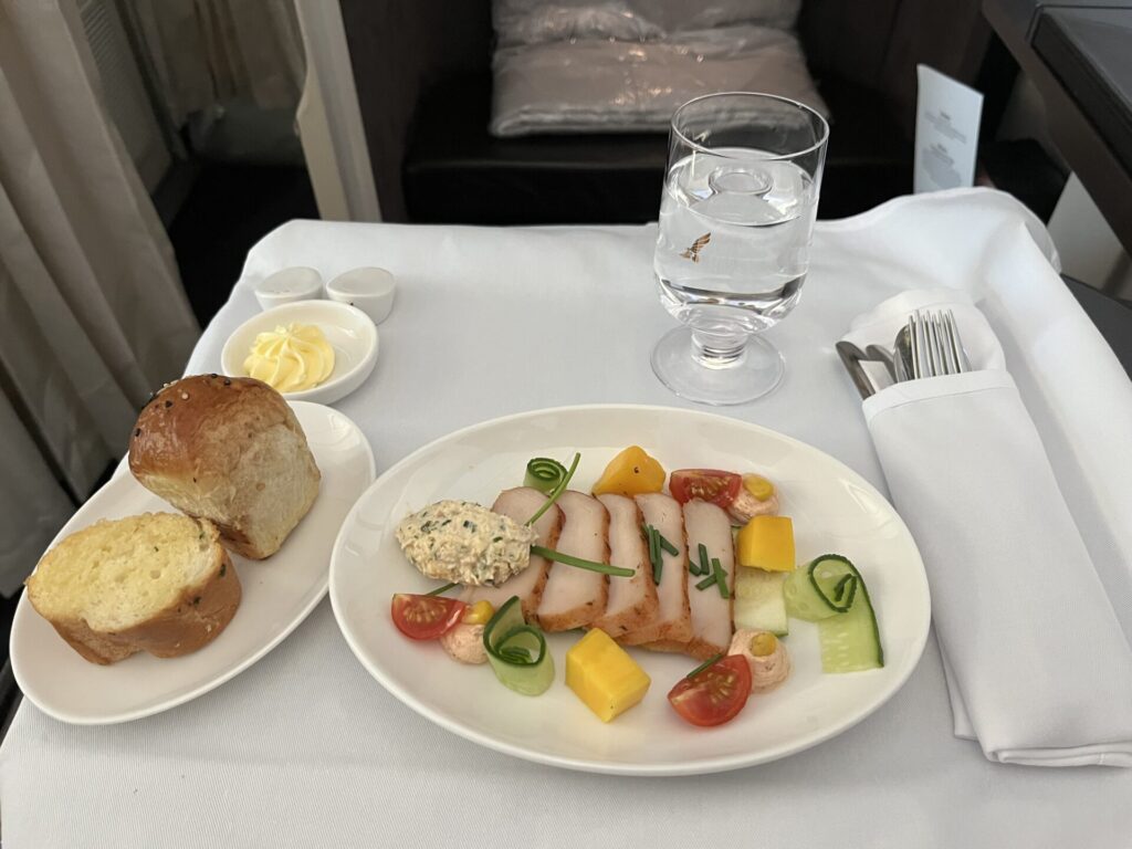 Gulf Air’s 787-9 Falcon Gold cabin from Bahrain to London offers solid hard product - private Apex Suites, good IFE, and decent sleep quality. But service was a letdown: slow, disengaged, and nowhere near 5-star. A comfy seat doesn’t make up for cold crew. ✈️ Thinking of flying Gulf Air? Read this first. 👀👉