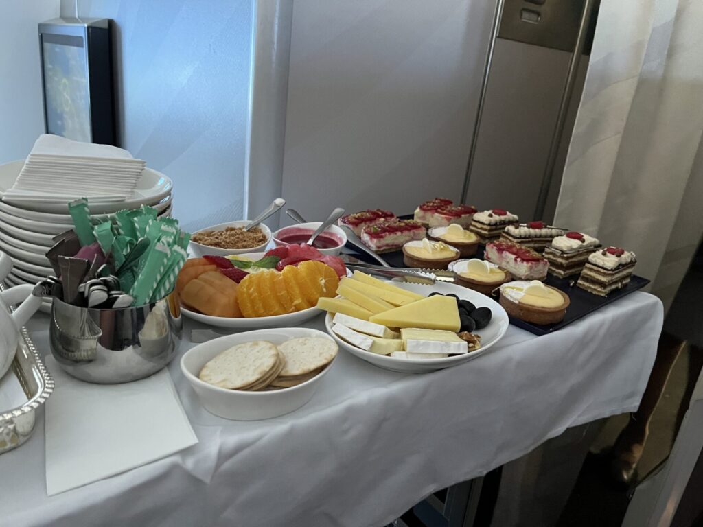 Gulf Air’s 787-9 Falcon Gold cabin from Bahrain to London offers solid hard product - private Apex Suites, good IFE, and decent sleep quality. But service was a letdown: slow, disengaged, and nowhere near 5-star. A comfy seat doesn’t make up for cold crew. ✈️ Thinking of flying Gulf Air? Read this first. 👀👉